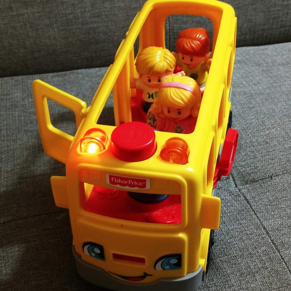 Vintage Fisher Price Toy School Bus with 4 Figures Music Lights Sounds Talking - Picture 8 of 9